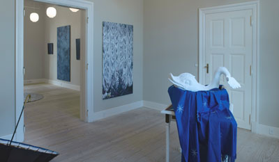 Randi & Katrine. Titel: Hverdagsgrotesker I. 
Anne Skole Overgaard. Titel: Gardin