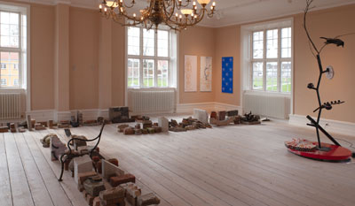 Camilla Nørgård Titel: Museumsfaskinemaskine(arkiv), 2019-24. 329 forskellige typer af forarbejde og natur-sten. Sonja Lillebæk Christensen. Titel: Tjener, 2024. Eva Öhrling. Titel: TUR-RETUR THORVALDSENS MUSEUM.