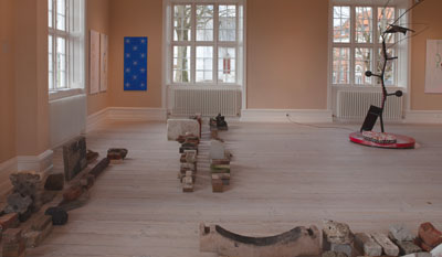 Camilla Nørgård Titel: Museumsfaskinemaskine(arkiv), 2019-24. 329 forskellige typer af forarbejde og natur-sten. Sonja Lillebæk Christensen. Titel: Tjener, 2024. Eva Öhrling. Titel: TUR-RETUR THORVALDSENS MUSEUM.