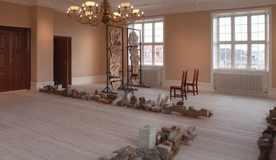Camilla Nørgård Titel: Museumsfaskinemaskine(arkiv), 2019-24. 329 forskellige typer af forarbejde og natur-sten. Jette Gejl. Titel: Ager Tidsel og Horse Tidsel, 2024.