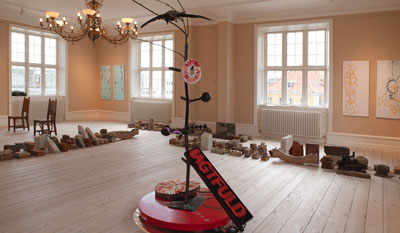 Sonja Lillebæk Christensen. Titel: Tjener, 2024. Camilla Nørgård Titel: Museumsfaskinemaskine(arkiv), 2019-24. 329 forskellige typer af forarbejde og natur-sten. Eva Öhrling. Titel: TUR-RETUR THORVALDSENS MUSEUM.